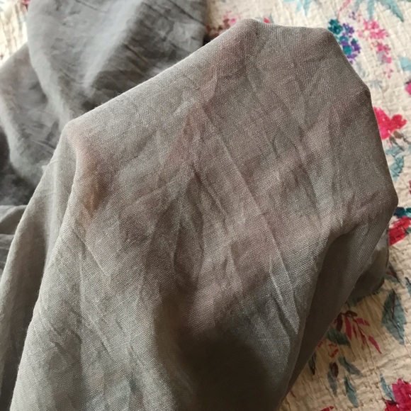 Soft grey scarf with tassels - Picture 2 of 4